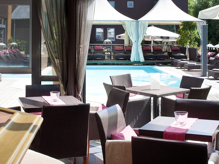 Gemütliche und geräumige Terrasse am Außenpool des Wellnessbereich im Hotel der Heidehof