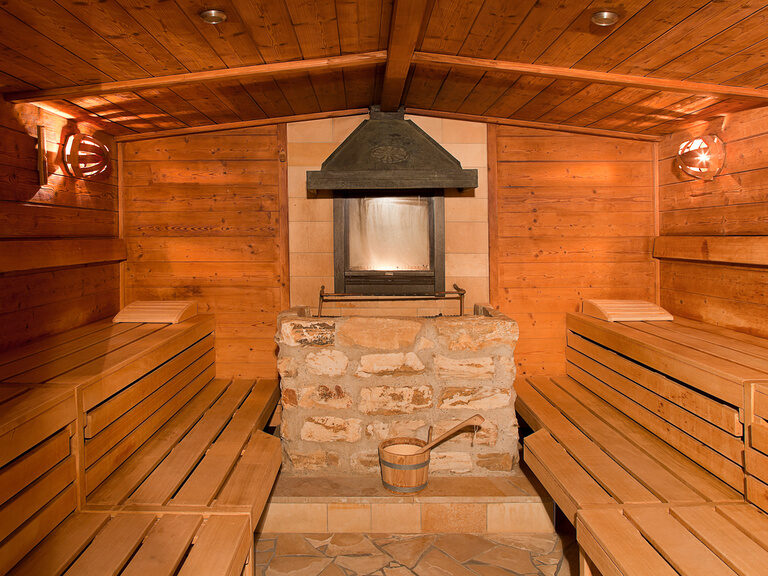 Traditionelle Finnische Sauna mit hoher Temperatur im SPA-Bereich des Hotel Der Heidehof