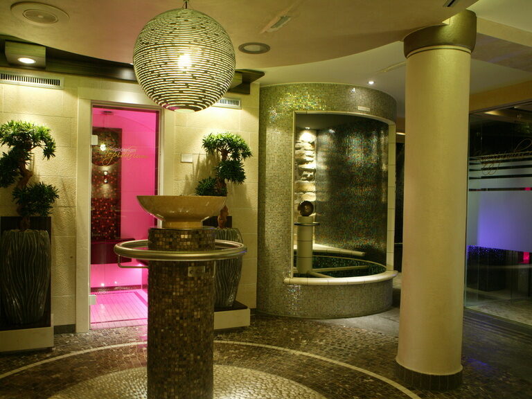 Modern gestalteter SPA-Bereich mit Zugang zur Salzsauna im Wellnesshotel Der Heidehof