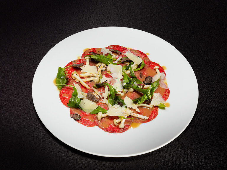 Rinder Carpaccio mit Parmesan und Ruccola, Fine Dining und Gourmet Küche im Hotel der Heidehof in Ingolstadt