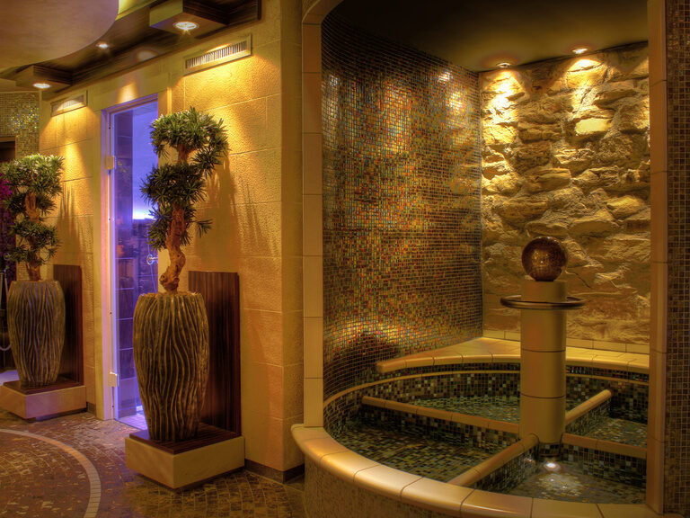 Kneippgang mit Natursteinbecken und Zugang zum Tepidarium im Spa-Bereich des Hotel Der Heidehof in Ingolstadt