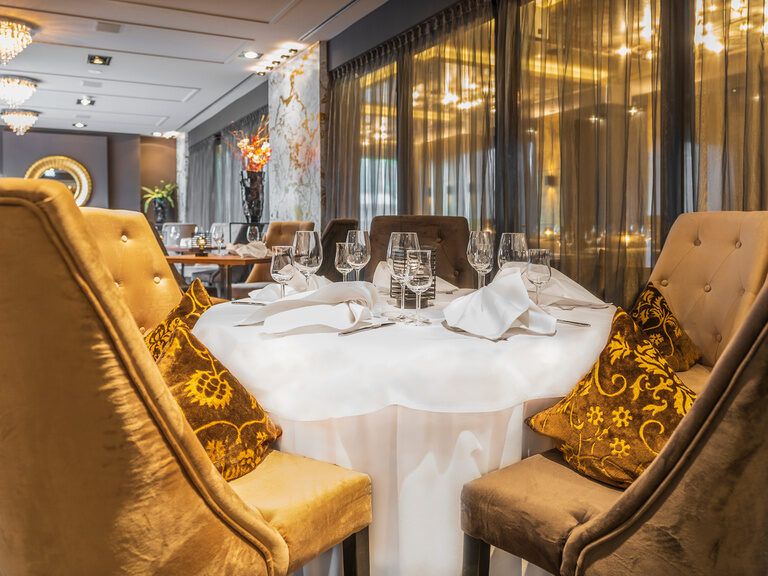 weiß gedeckter Tisch in der Stilvollen Fine Dining Lounge im Hotel Der Heidehof