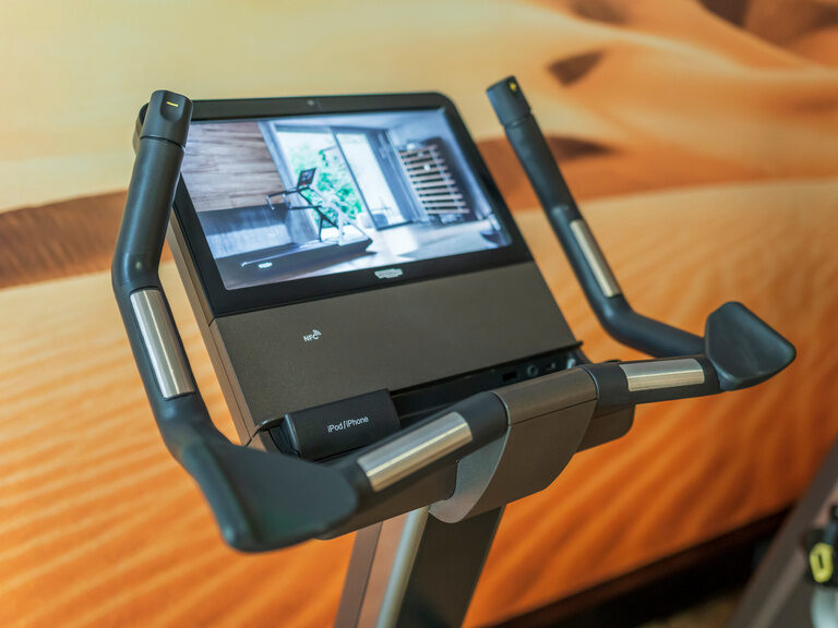 Modernste Technogym Fitnessgeräte in der Fitnesslounge im Hotel Der Heidehof in Ingolstadt