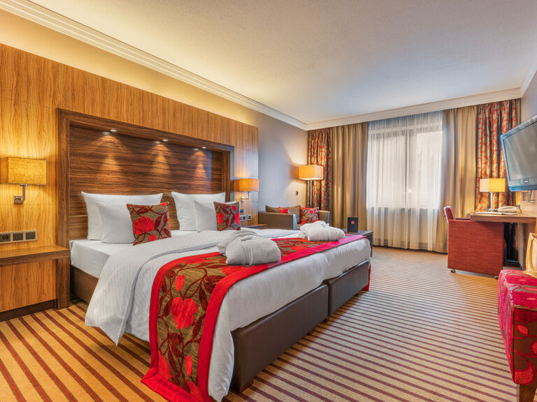 Modern eingerichtetes Doppelzimmer mit Kingsize-Bett im Hotel der Heidehof