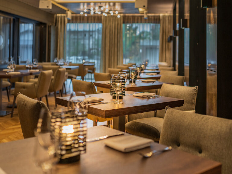 Modernes Restaurant im Hotel der Heidehof in Ingolstadt mit stilvoller Tischdekoration und gemütlicher Abendstimmung